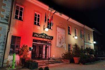 Municipio illuminato di rosso