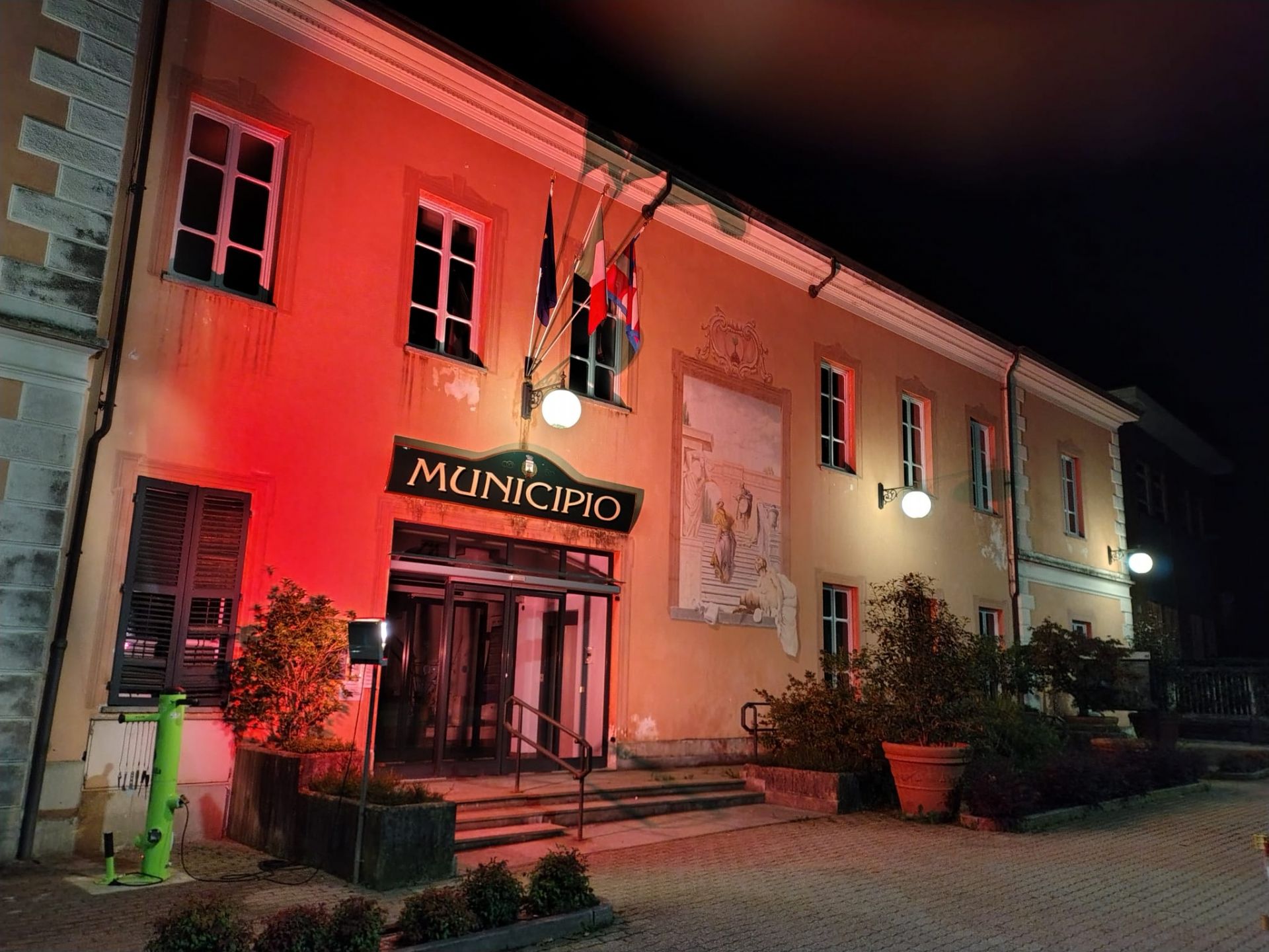 Municipio illuminato di rosso