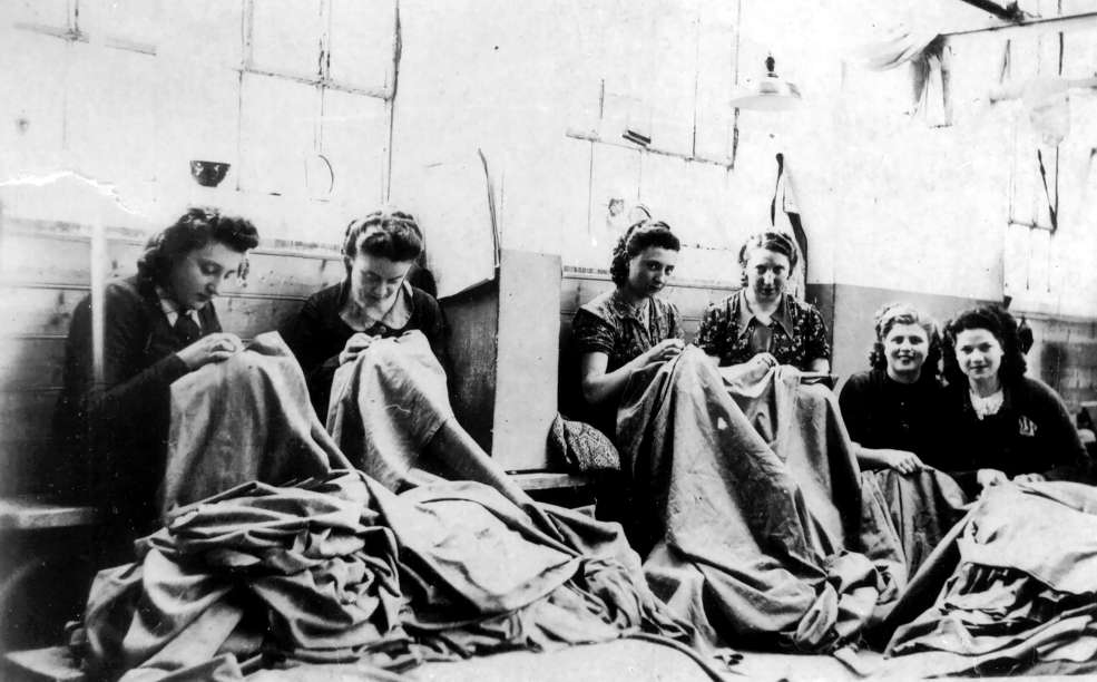 immagine tratta dalla locandina dello spettacolo "80 anni fa, la parità!"